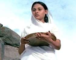 She was pregnant with the couple's first child at the time of filming Sholey. The entire cast took extreme care of her.